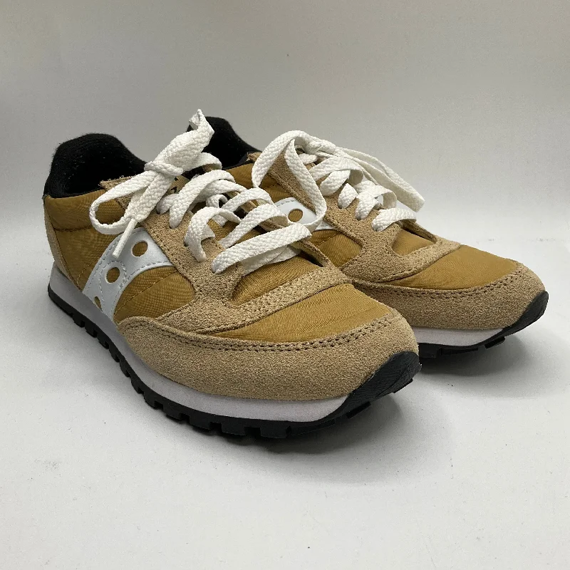 Shoes Sneakers By Saucony In Tan, Size: 5